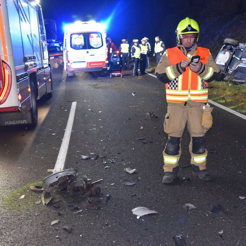 Schwerer Verkehrsunfall Auf B Ff Oberwaltersdorf